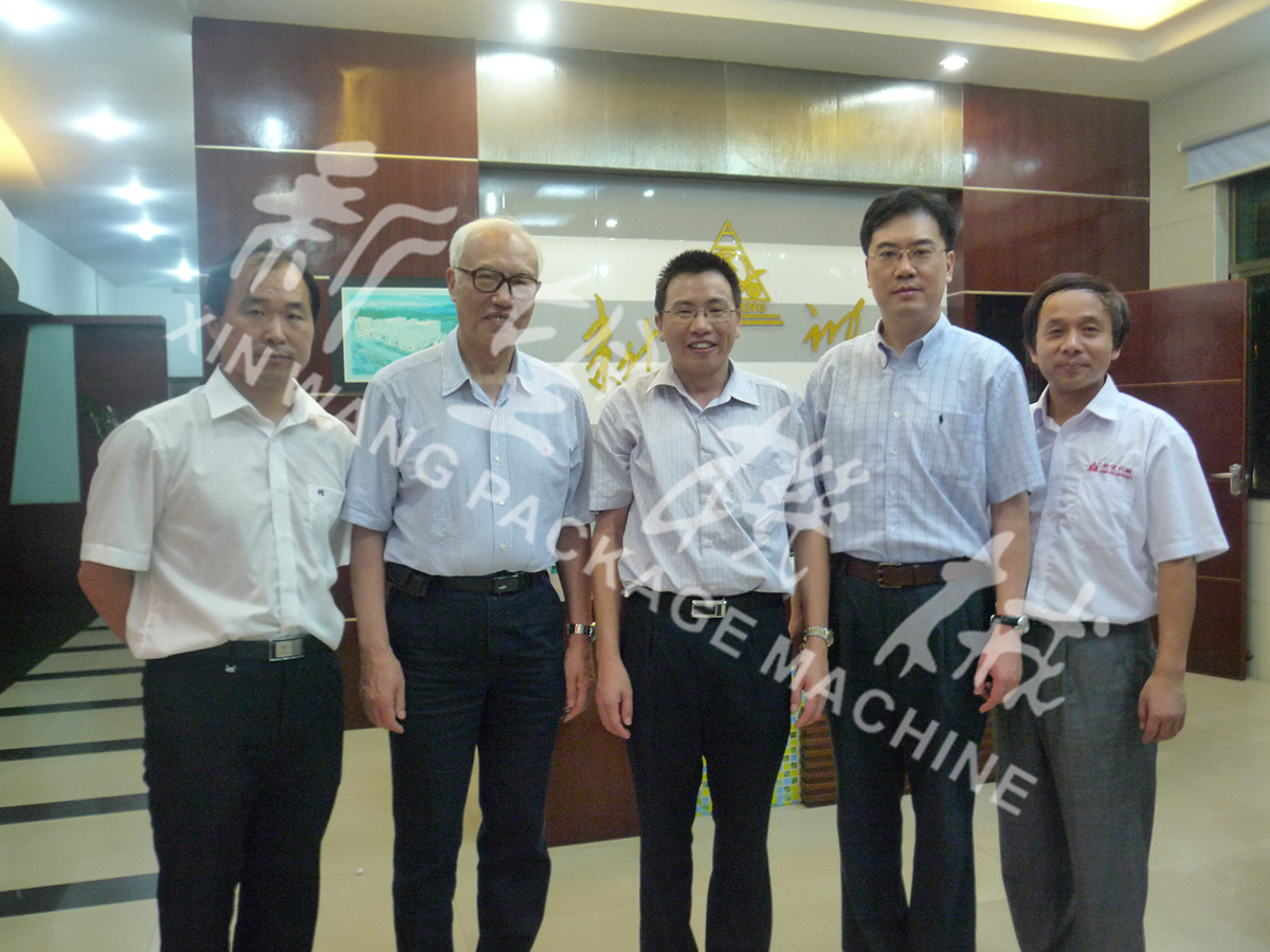 中國工程院院士段正澄、中國工程院院士、華中科技大學黨委書記邵新宇、廣東省智能機器人研究院院長張國軍一行蒞臨新望公司考察指導