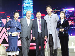 新望董事長羅永輝與著名歌星劉尊老師、汪正正老師、郭津彤老師、主持人雅琪在北京電視臺錄制節目現場親切合影
